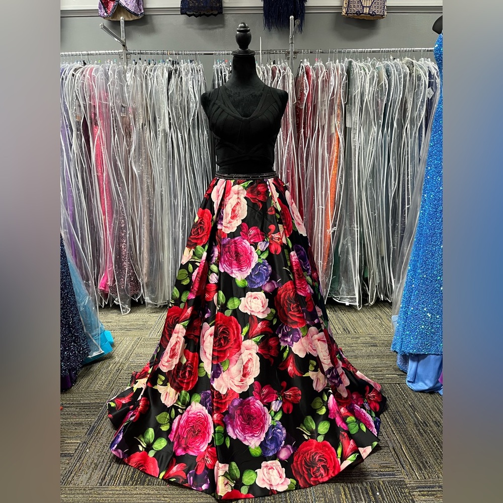 DAVE&JOHNNY A7221 PRINT/BLACK FLORAL SIZE 4 TWO-PIECE BALLGOWN FORMAL/PROM DRESS